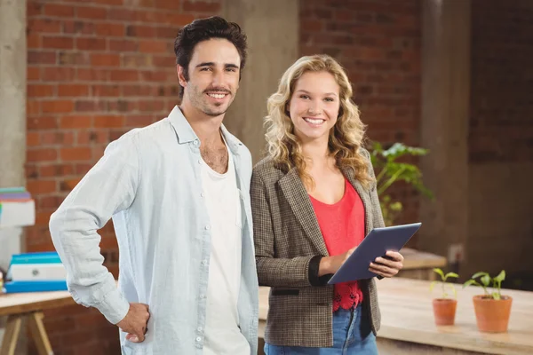 Selbstbewusst lächelnde Geschäftsleute — Stockfoto