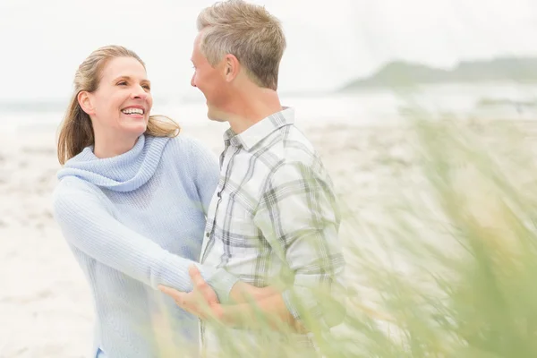 Couple souriant profiter du temps ensemble — Photo