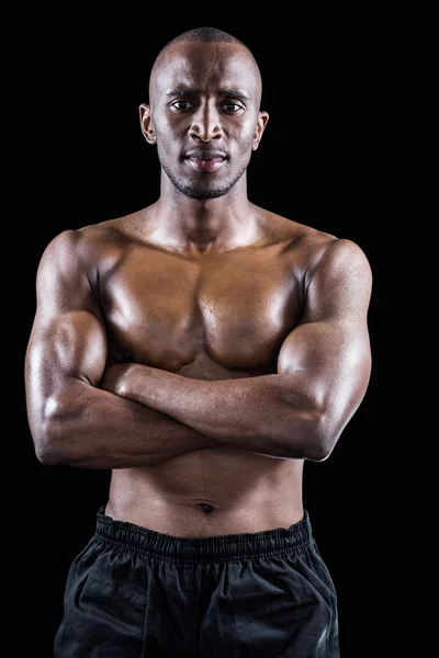 Homme musclé avec les bras croisés — Photo