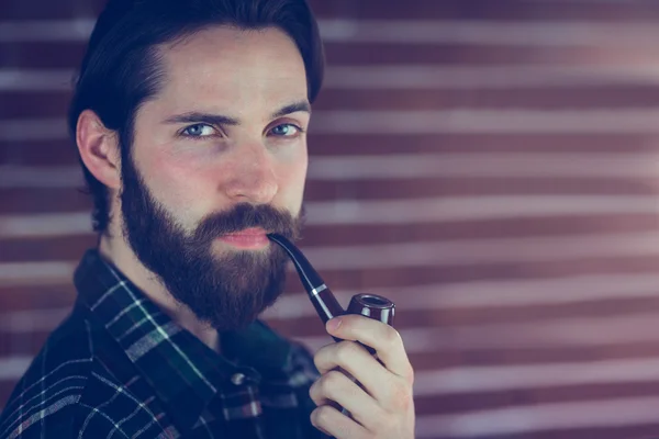 Hipster confiant avec pipe à fumer — Photo