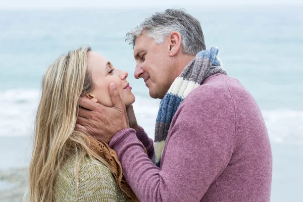 Paar küsst sich am Strand — Stockfoto