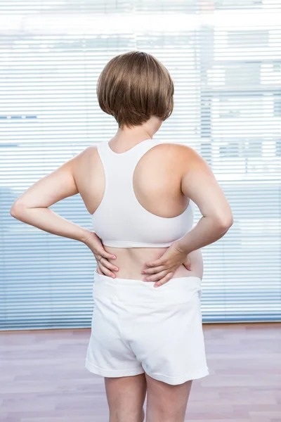 Gravid kvinna utövar yoga — Stockfoto