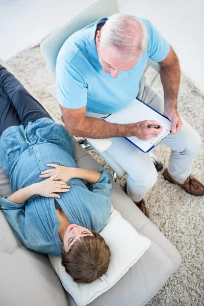 Ginecólogo examinando mujer embarazada en casa — Foto de Stock