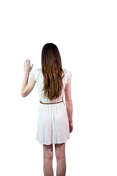 Девушка в белом платье машет рукой — стоковое фото