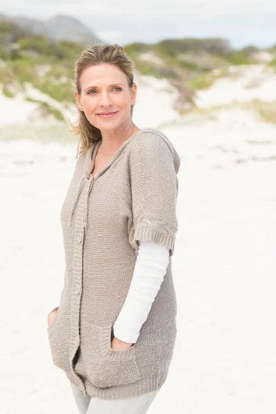 Donna sorridente in piedi sulla sabbia — Foto Stock