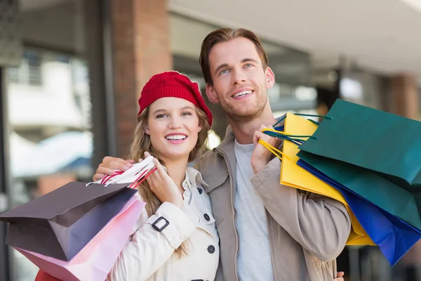 A happy couple with shopping bags — Stock Photo, Image