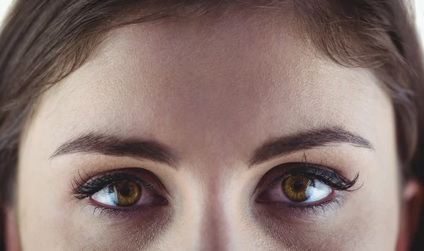 Mujer sonriendo con sus ojos — Foto de Stock