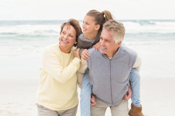 Grand-parents avec leur petite-fille — Photo