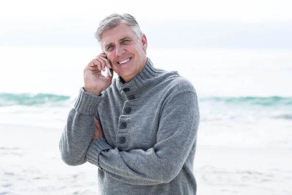 男人站在海滩的手机 — 图库照片