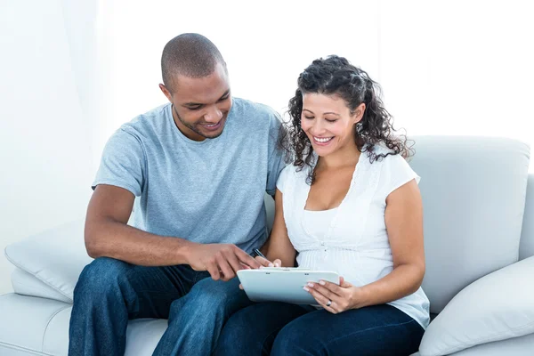 Casal feliz olhando para a área de transferência — Fotografia de Stock