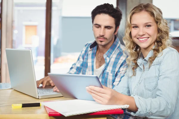 Vrouw met mannelijke collega — Stockfoto