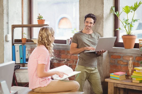 Empresarios creativos discutiendo — Foto de Stock