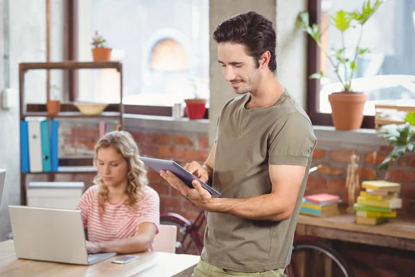 Zakenman die digitale tablet gebruikt — Stockfoto