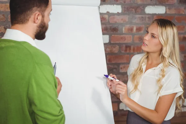 Man en vrouw bespreken — Stockfoto