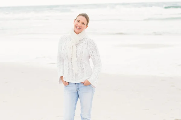 Kvinna som står nära stranden — Stockfoto