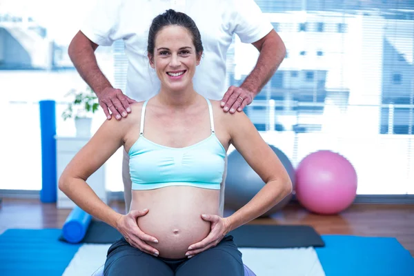 Mulher grávida tocando sua barriga — Fotografia de Stock