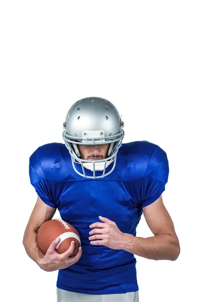 Selbstbewusster Sportler mit Ball — Stockfoto