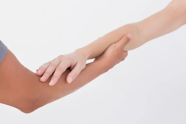 Médico estiramiento mujer brazo — Foto de Stock