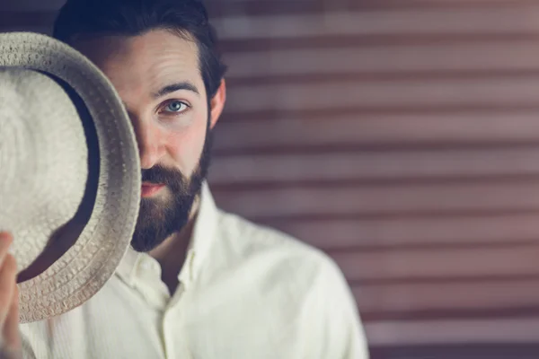 Bell'uomo con cappello contro muro — Foto Stock