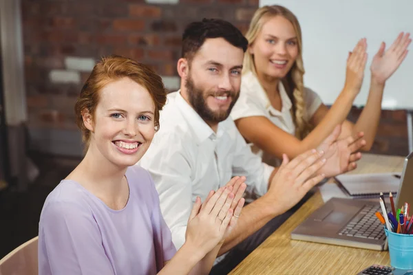 Colegas aplaudiendo en la reunión — Foto de Stock