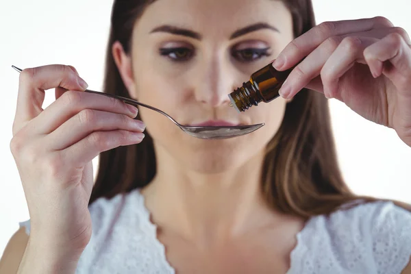 Mujer tomando tintura alternativa — Foto de Stock