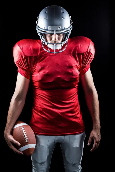 American Football-Spieler steht mit Ball — Stockfoto