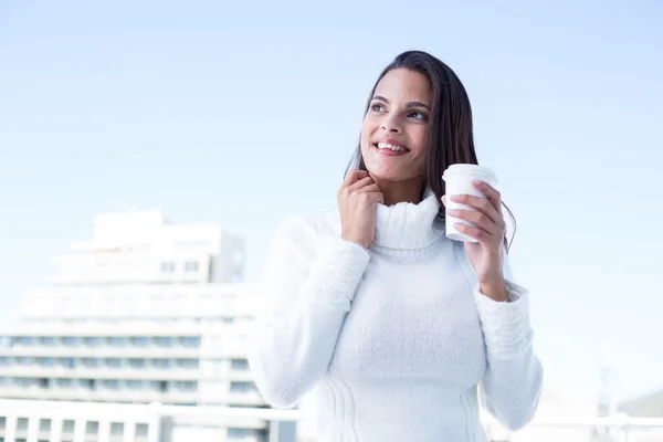 Brunett kaffedrickande utanför — Stockfoto