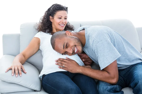 Uomo ascoltando la pancia donna incinta — Foto Stock