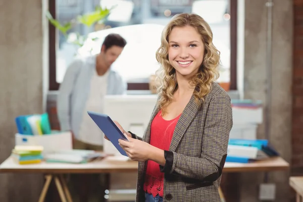 Woman working on digital tablet — Stock Photo, Image