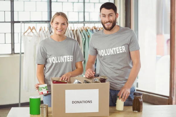 Volontari che separano le donazioni — Foto Stock