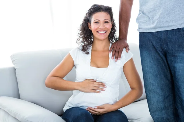 Schwangere Frau mit Ehemann — Stockfoto