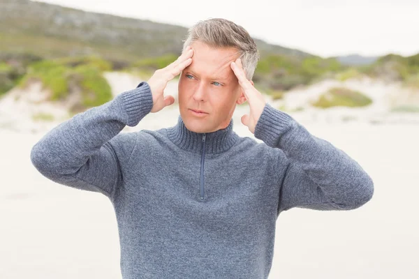 Mann massiert seine Schläfen — Stockfoto