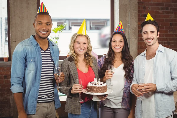 Kollegor står i creative office — Stockfoto