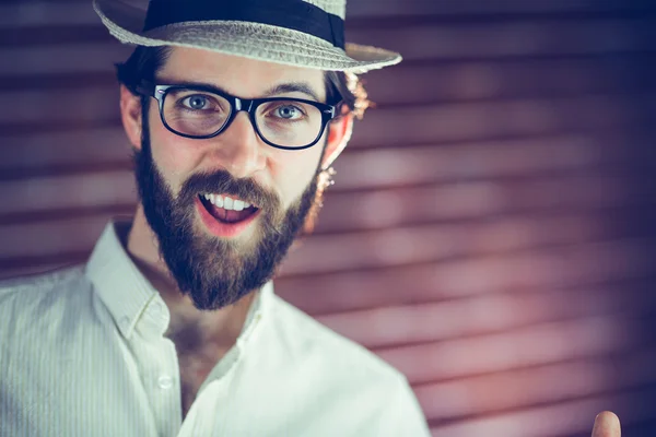 Uomo con cappello e occhiali da vista — Foto Stock