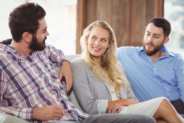 Junge Unternehmer diskutieren — Stockfoto