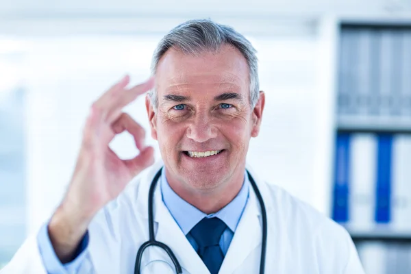 Médico masculino mostrando sinal ok na clínica — Fotografia de Stock