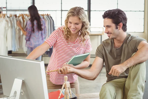 Hombre y mujer apuntando hacia la computadora — Foto de Stock