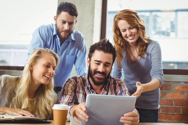 Sonriente mujer de negocios haciendo gestos — Foto de Stock