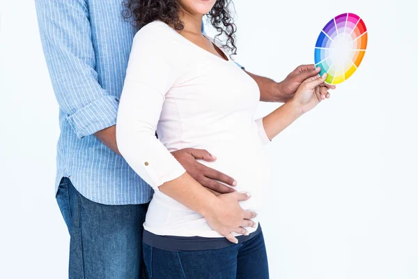 Marido com esposa segurando roda de cor — Fotografia de Stock