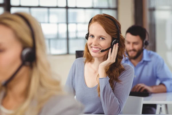 Operatore felice con auricolare — Foto Stock