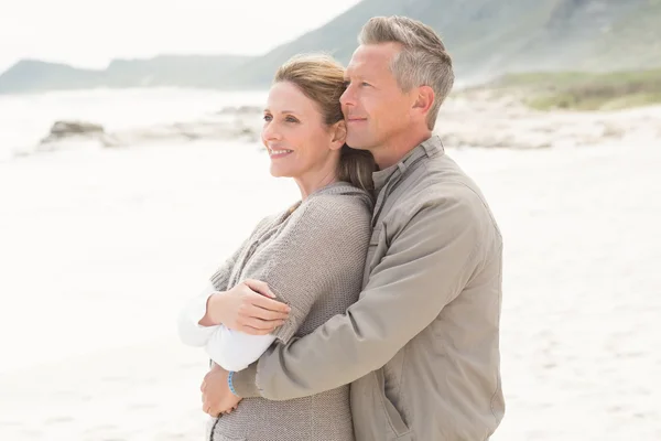 Sorridente uomo che tiene il suo partner — Foto Stock