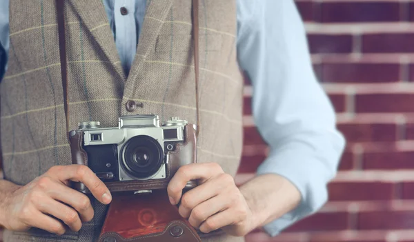 Hipster εκμετάλλευση κάμερα — Φωτογραφία Αρχείου