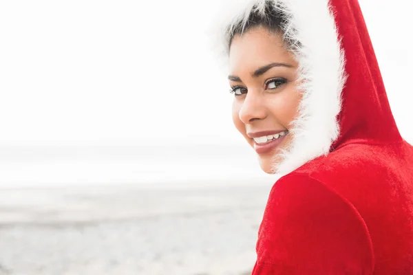 Vrouw dragen kerst trui op strand — Stockfoto