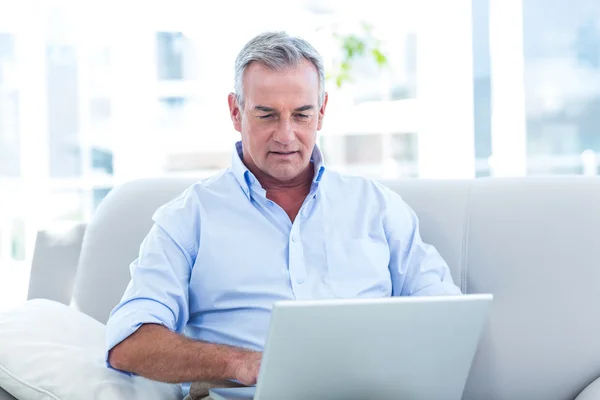 Uomo che lavora su laptop a casa — Foto Stock