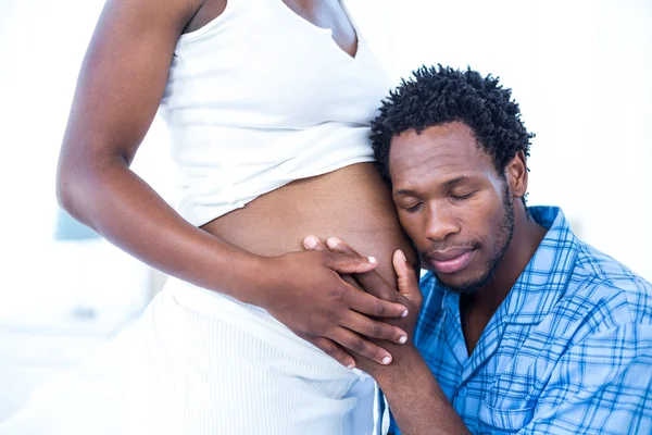 Husband listening to pregnant wife — Stock Photo, Image