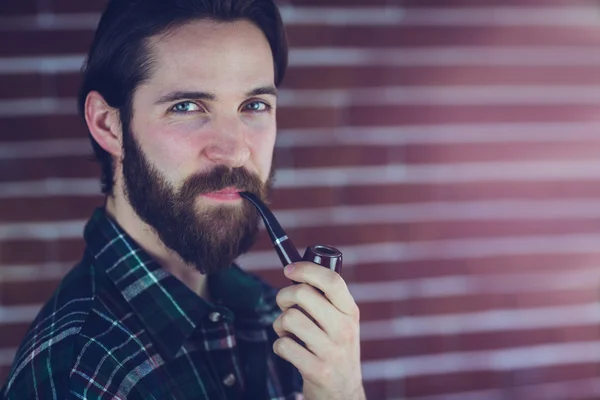 Homme souriant avec pipe à fumer — Photo