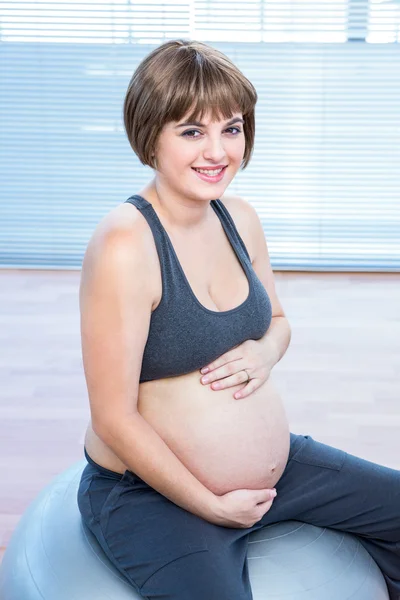 Femme enceinte assis sur le ballon de fitness — Photo