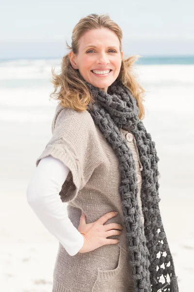 Mujer sonriente usando ropa de invierno — Foto de Stock