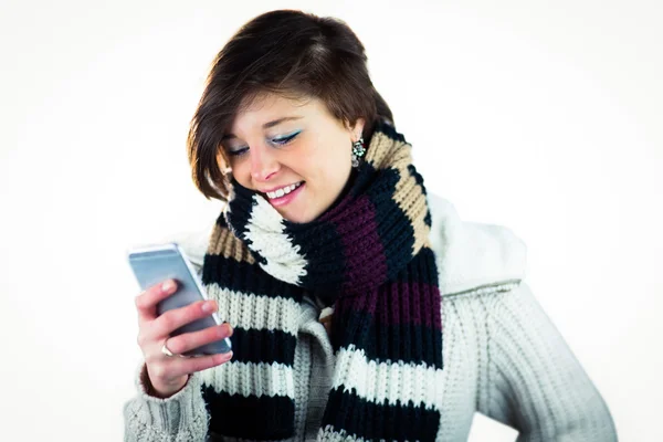 Carino donna utilizzando il suo smartphone — Foto Stock