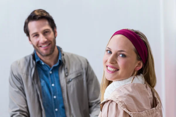 Couple souriant regardant la caméra — Photo